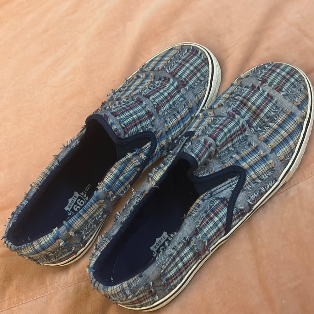 Women’s 8.5 sneakers classic slip on plaid